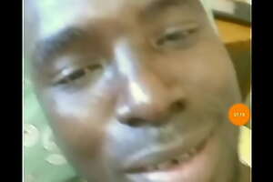 Voici la vidéo nue de Mr Diakité un sénégalais qui vie en france, technicien bâtiments de profession