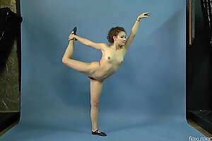 Mila Gimnasterka flimsy tight coddle doing gymnastics
