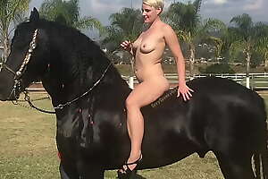 Naked Blonde and Horse: Suck up to Photo Shoot in Mexico