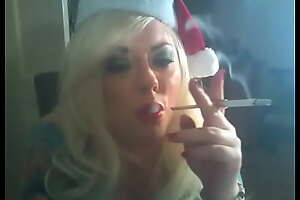 BBW Santa Tina Snua Smokes A Filterless Grow faint With the help A Holder - Christmas