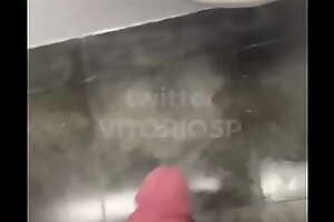 Pegação no banheiro com VitorioSP e o funcionário da limpeza entra no meio COMPLETE VIDEO WWW.LINKTR.EE/VITORIOSP