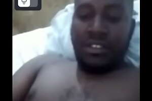 Voici la vidéo pornographique de Mr:Bah Ibrahima d'origine Malien en vidéo nue dans la qu'elles il se masturbe avec son pénis il répond : 223 76 72 97 89