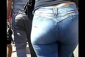 Madre culona en jeans apretados