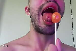 Chupando un delicioso bombón en la boca
