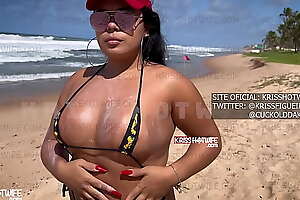 Kriss Hotwife Bucetuda na praia com seu biquini que mal cobre a buceta. Vídeo Completo no RED