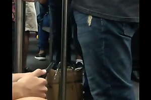 Barbudo de pau duro no metro do RIO