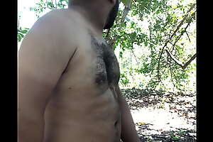 Mostrando mi cuerpo desnudo en la naturaleza