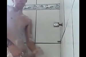 Chavito vergudo desnudo en el baño