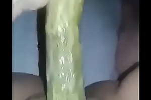 Chica usa pepino para meterselo en la concha (vagina) y gime!