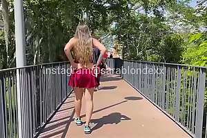 Sara Beauteous se desnuda en parque publico mientras los transeúntes camina por alli
