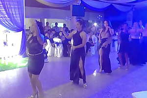 Ricas maduras bailando en graduación (Peruanas Charapa)