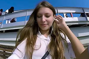 Talia Brand-new plays in public with undemonstrative dispense toy over the phone with fan
