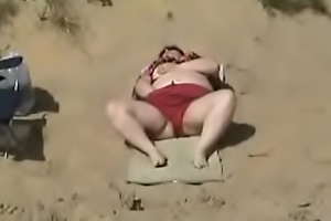 grassona che si masturba sulla spiaggia