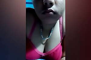 indian girl showing beamy boobs