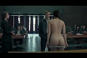 Hermosa joven aspirante a espía rusa se desnuda frente a toda su clase